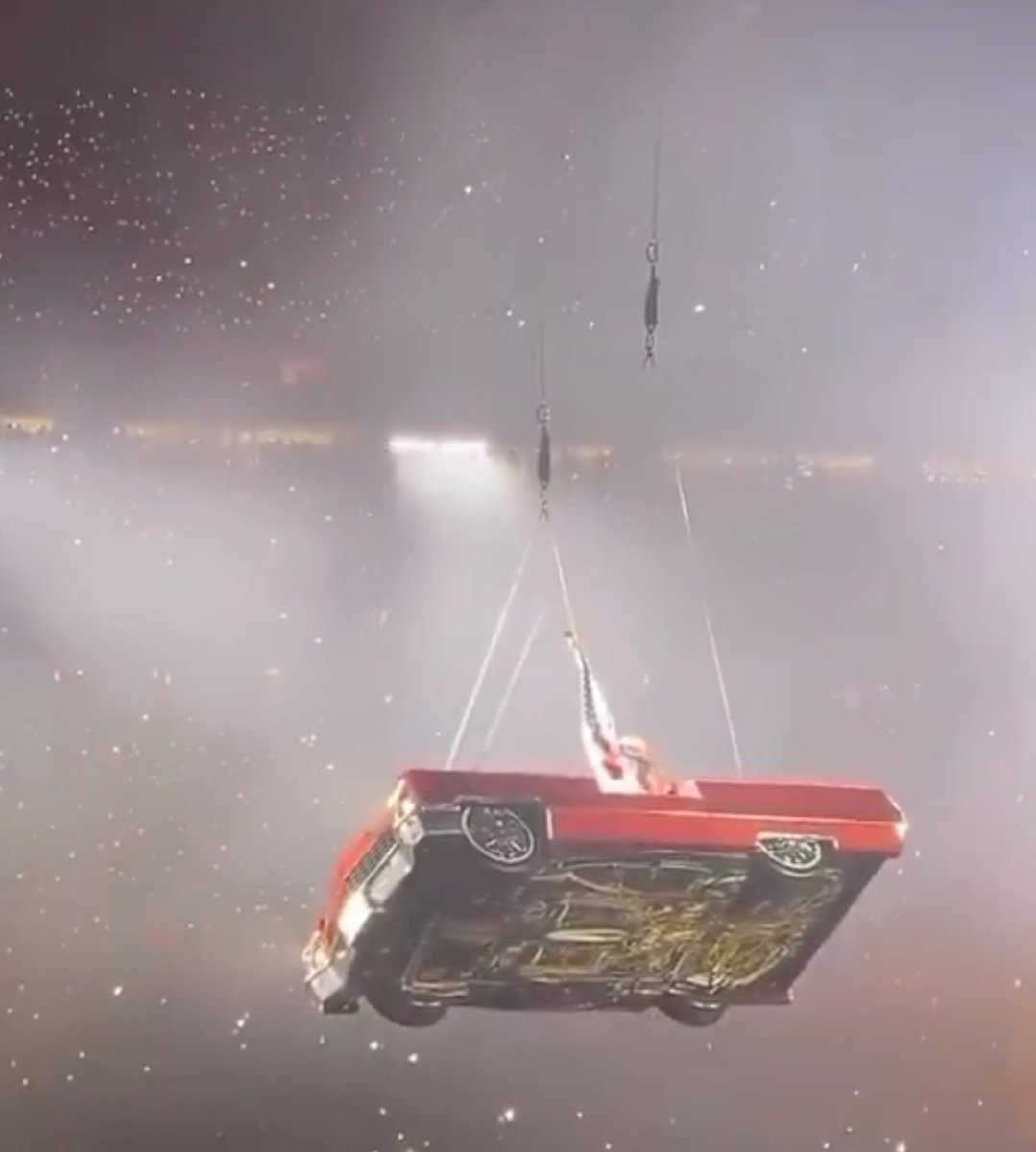 Beyoncé Pauses Houston Concert After Flying Cadillac Prop Stalls Mid ...