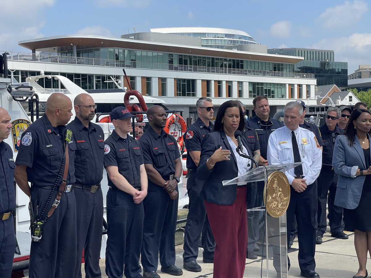 DC Fire and EMS Divers Rescue Two After Boat Overturns in Potomac River ...