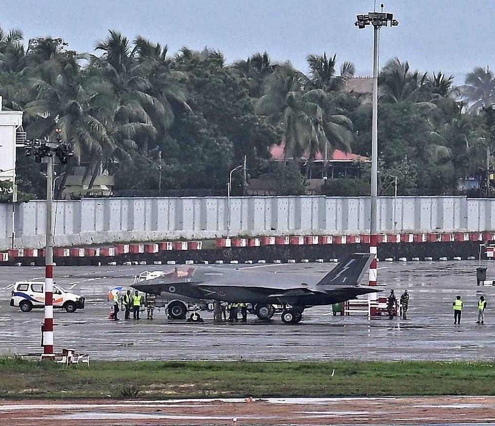 Stranded UK F-35 in Kerala Towed to Hangar as Repair Crew Arrives ...